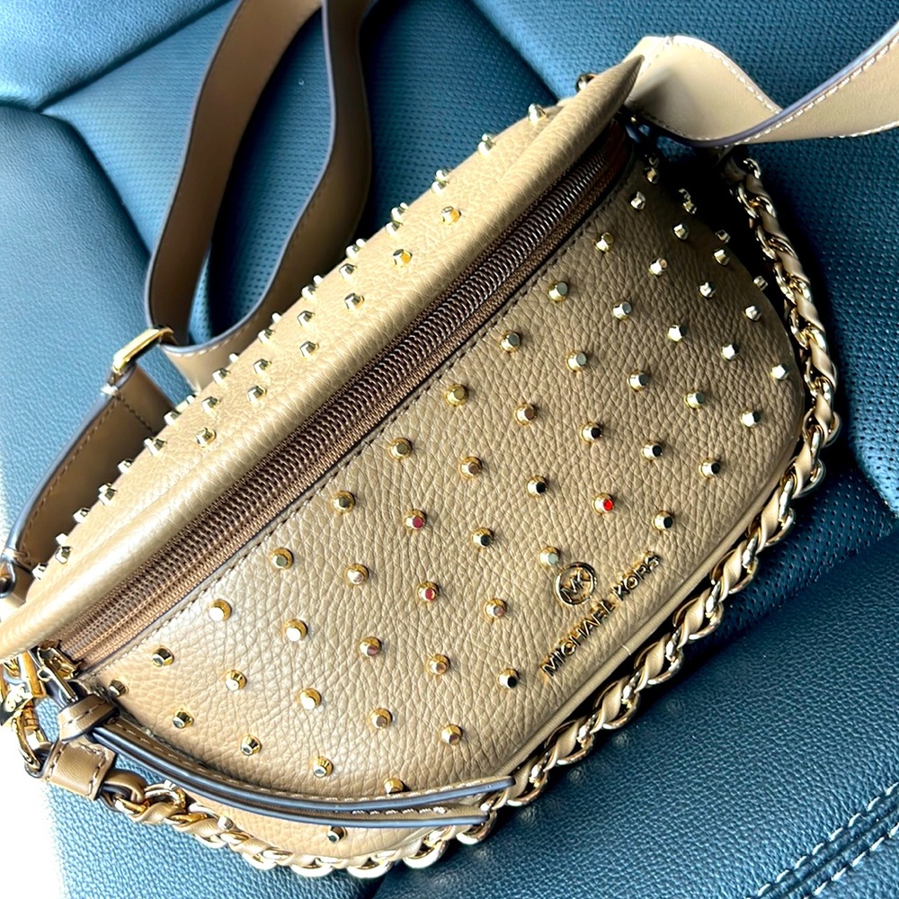 Michael kors sling pack